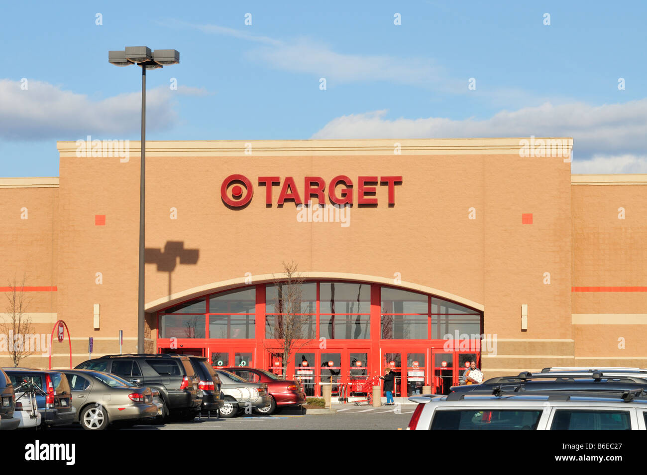 Esterno dell'edificio di Target retail store con il segno e il logo con le auto in parcheggio, STATI UNITI D'AMERICA Foto Stock Esterno dell'edificio di Target retail store con il segno e il logo con le auto in parcheggio, STATI UNITI D'AMERICA Foto Stock