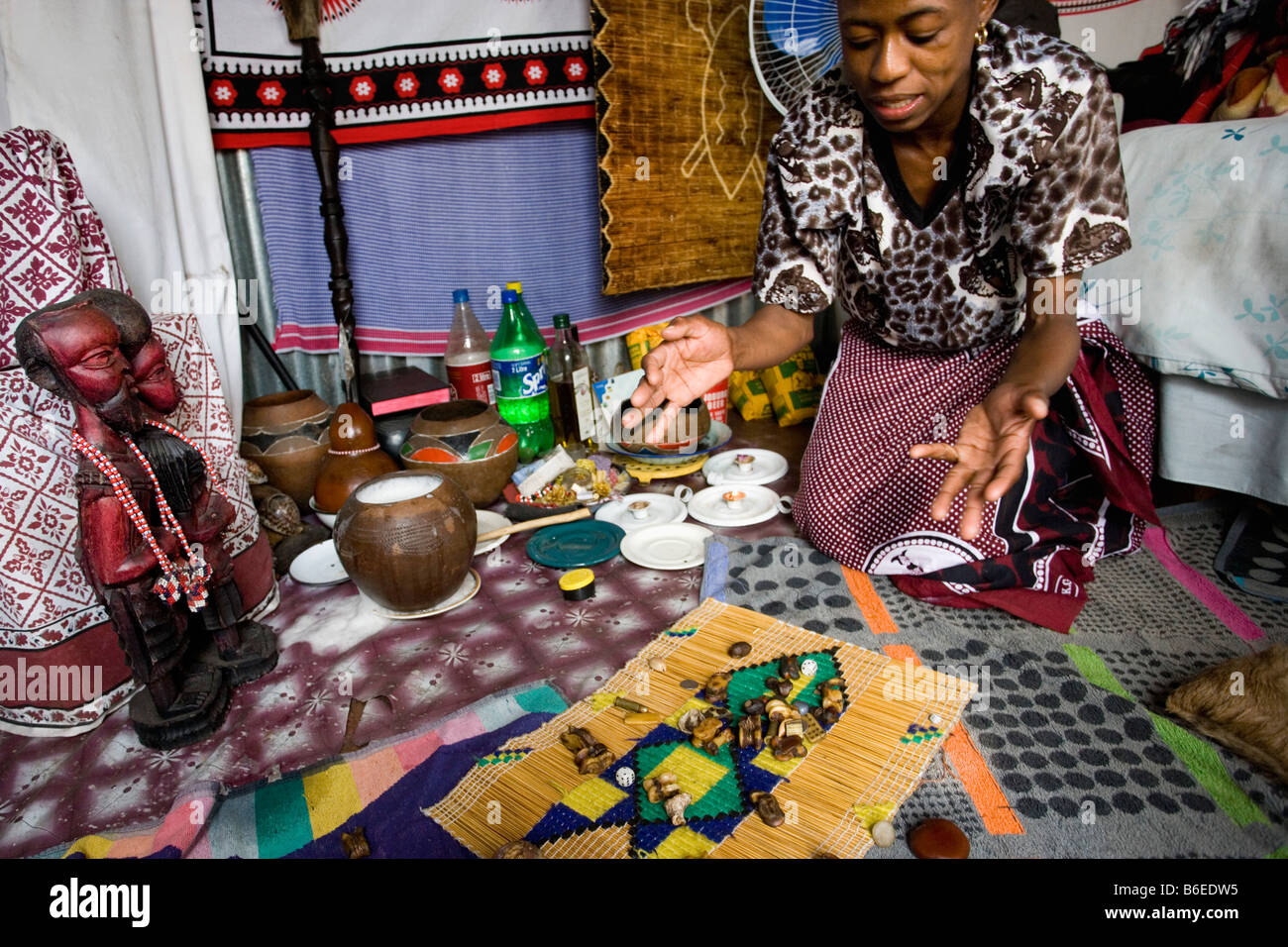 Sud Africa, Johannesburg, Soweto, Sangoma o africano sciamano racconta il futuro Foto Stock