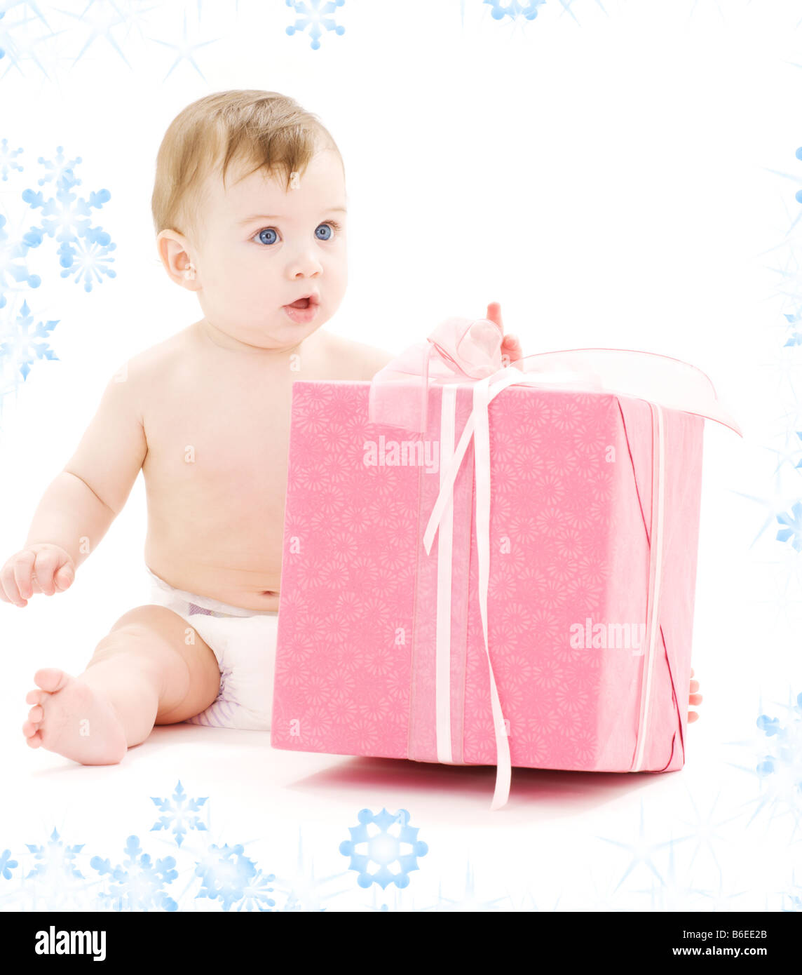 Immagine del bambino nel pannolino con grande confezione regalo Foto Stock