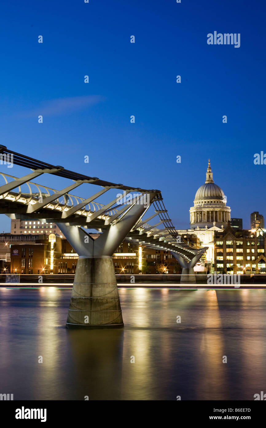 Millennium Bridge e la Cattedrale di St Paul e al crepuscolo. London, England, Regno Unito Foto Stock
