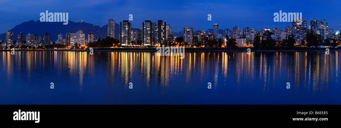 Panorama di West End skyline di Vancouver al crepuscolo si riflette in English Bay da Vanier Park Foto Stock