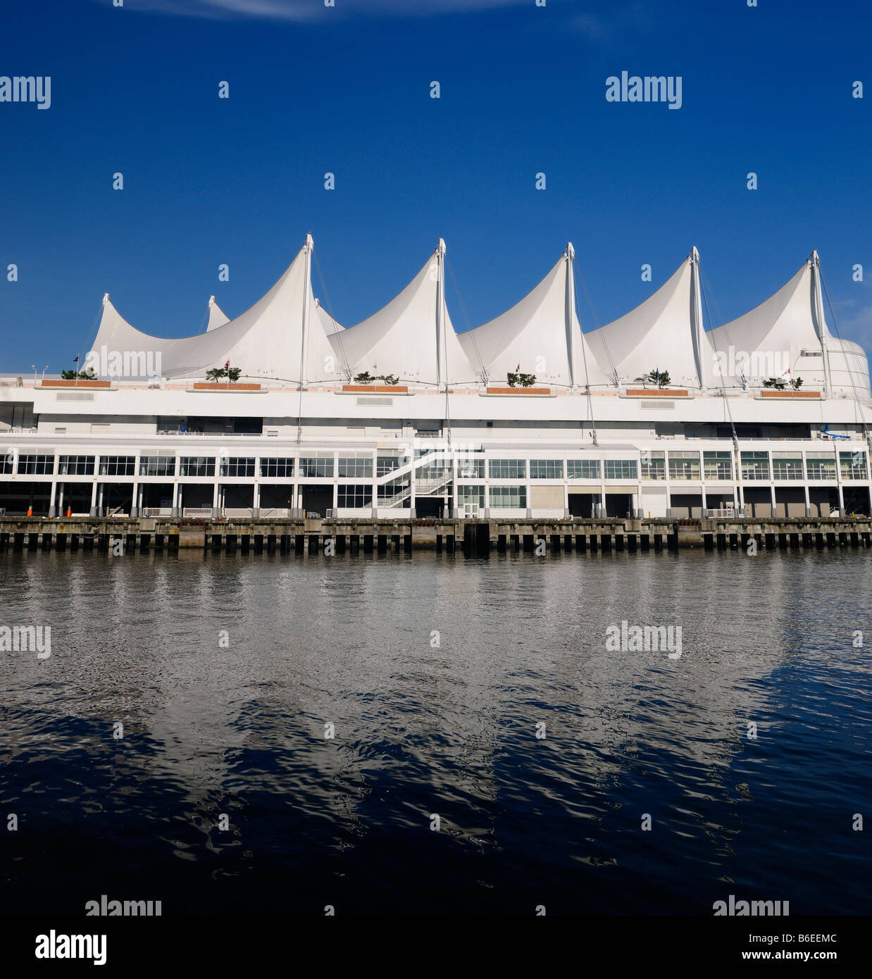 Canada Place vele contro il cielo blu in Vancouver riflessa nelle acque blu di Burrard ingresso oceano pacifico della Columbia britannica in Canada Foto Stock