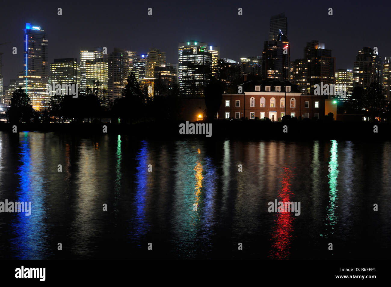 Lo skyline di Vancouver e Deadman dell isola si riflette nel porto di carbone da Stanley Park di notte Foto Stock