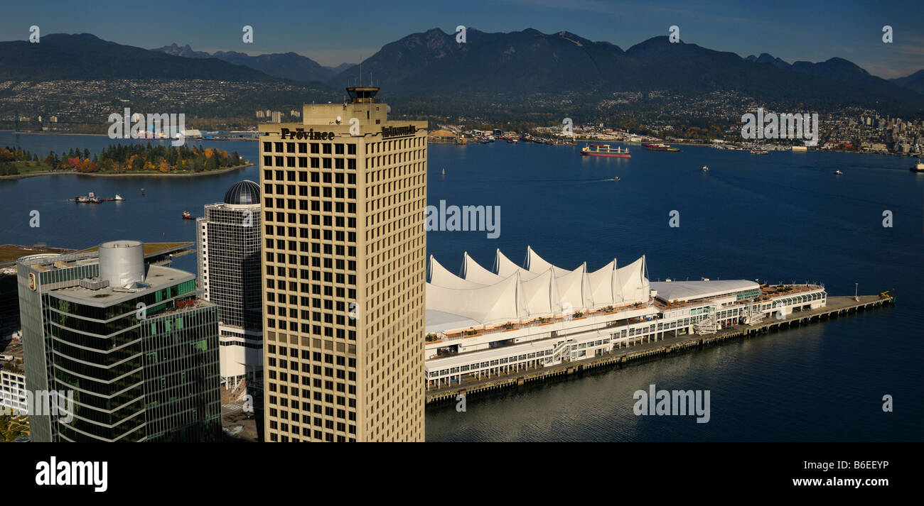 Panorama vista aerea del Canada Place, Burrard ingresso con il nord e l ovest di Vancouver costiera e la gamma della montagna dal centro della Columbia britannica in Canada Foto Stock