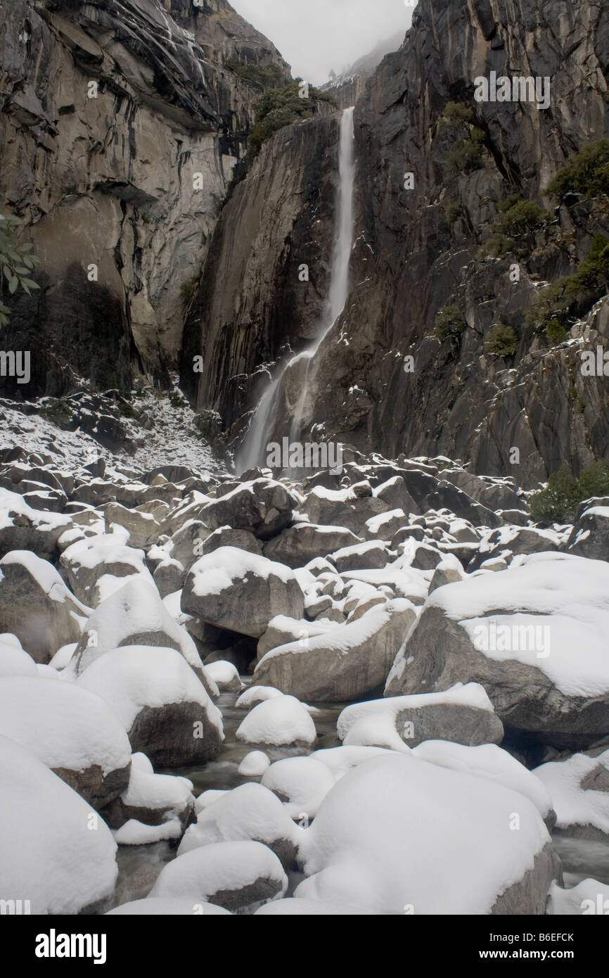CALIFORINA - Abbassare Yosemite Falls in inverno il Parco Nazionale di Yosemite. Foto Stock