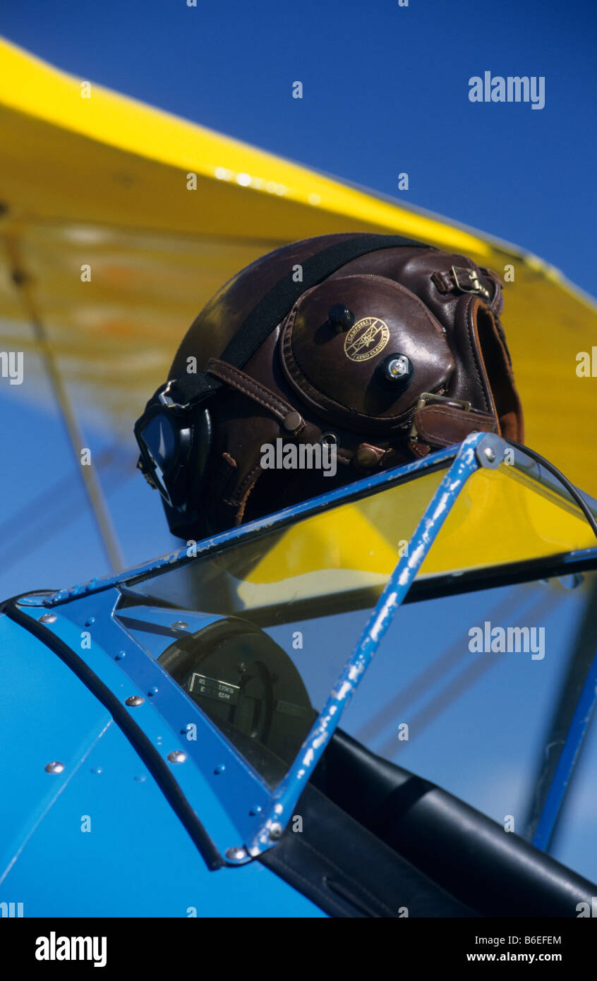 Vecchio trainer americano Boeing biplanare PT-17 Kaydet / modello Stearman 75 cockpit aviatore casco e parabrezza Foto Stock Vecchio trainer americano Boeing biplanare PT-17 Kaydet / modello Stearman 75 cockpit aviatore casco e parabrezza Foto Stock