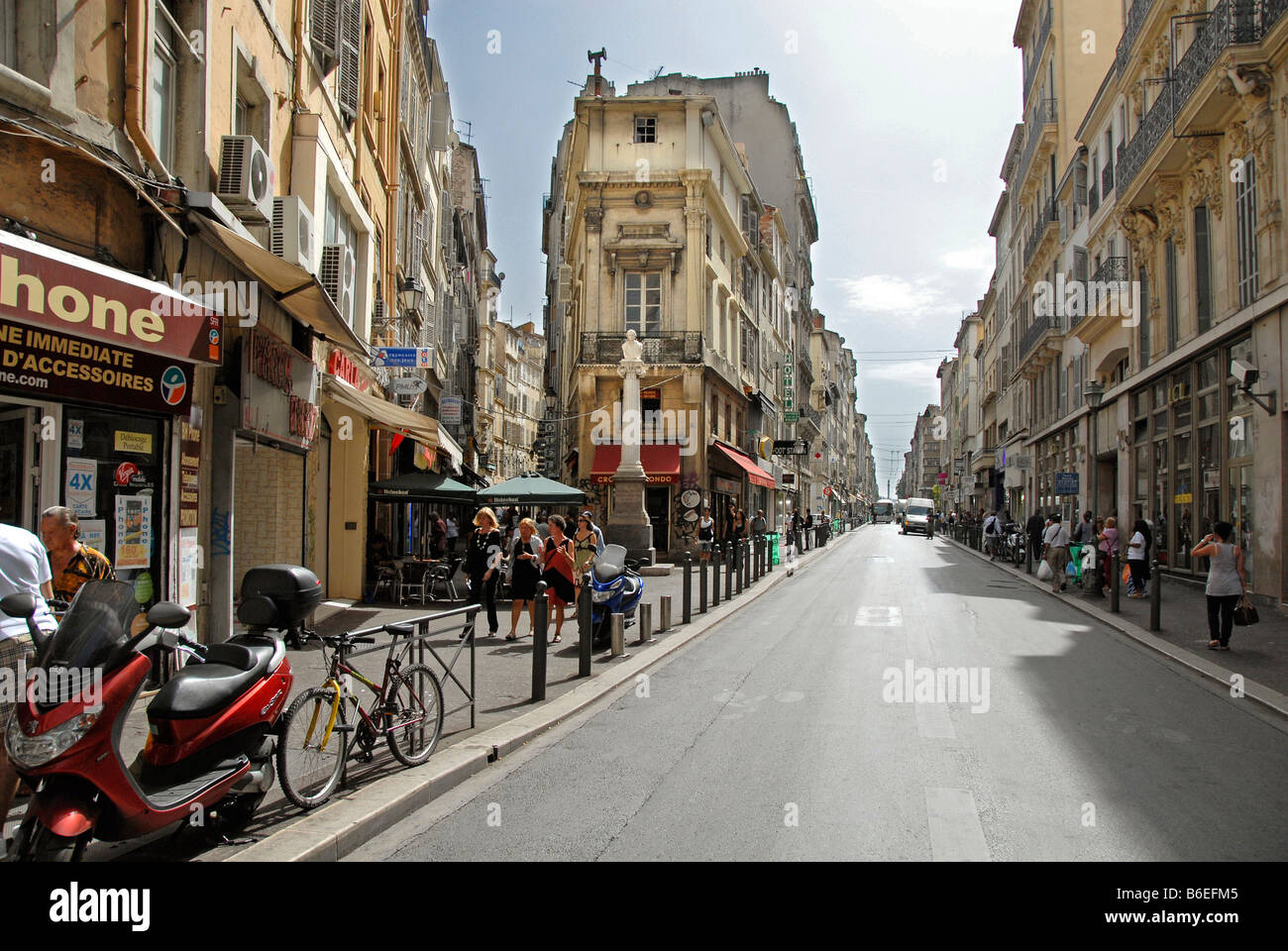 La gente nel centro storico della città, Marsiglia Provence, Francia Foto Stock