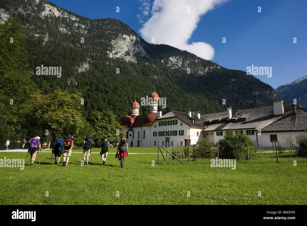 Gruppo di escursionisti a piedi verso San Bartolomeo cappella vicino Koenigssee sulle Alpi di Berchtesgaden Germania Agosto 2008 Foto Stock