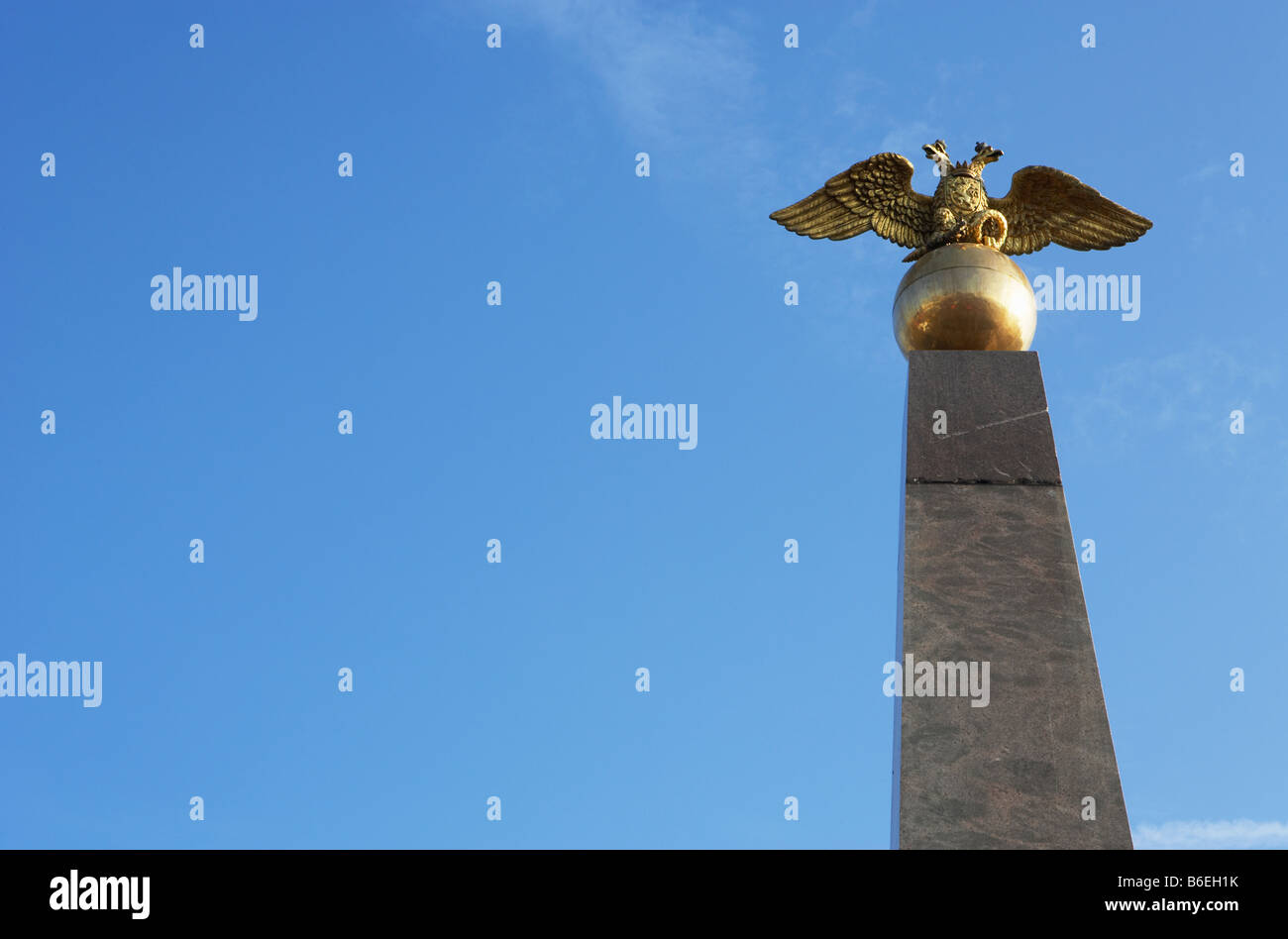 Due intitolata golden eagle obelisco in piazza del mercato a Helsinki Finlandia Foto Stock