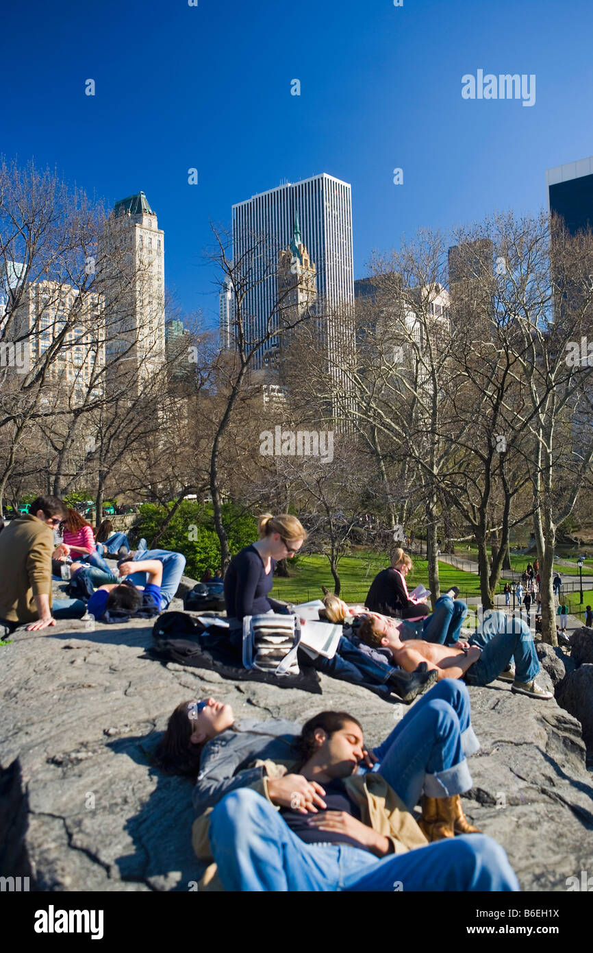 Stati Uniti d'America, New York Manhattan, persone a Central Park a prendere il sole Foto Stock