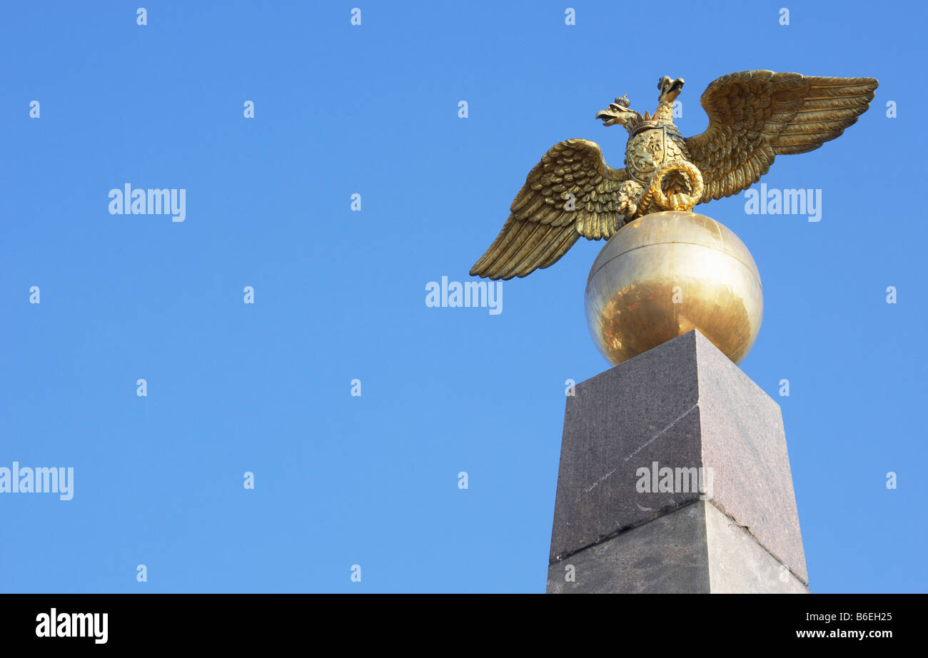 Due intitolata golden eagle obelisco in piazza del mercato a Helsinki Finlandia Foto Stock
