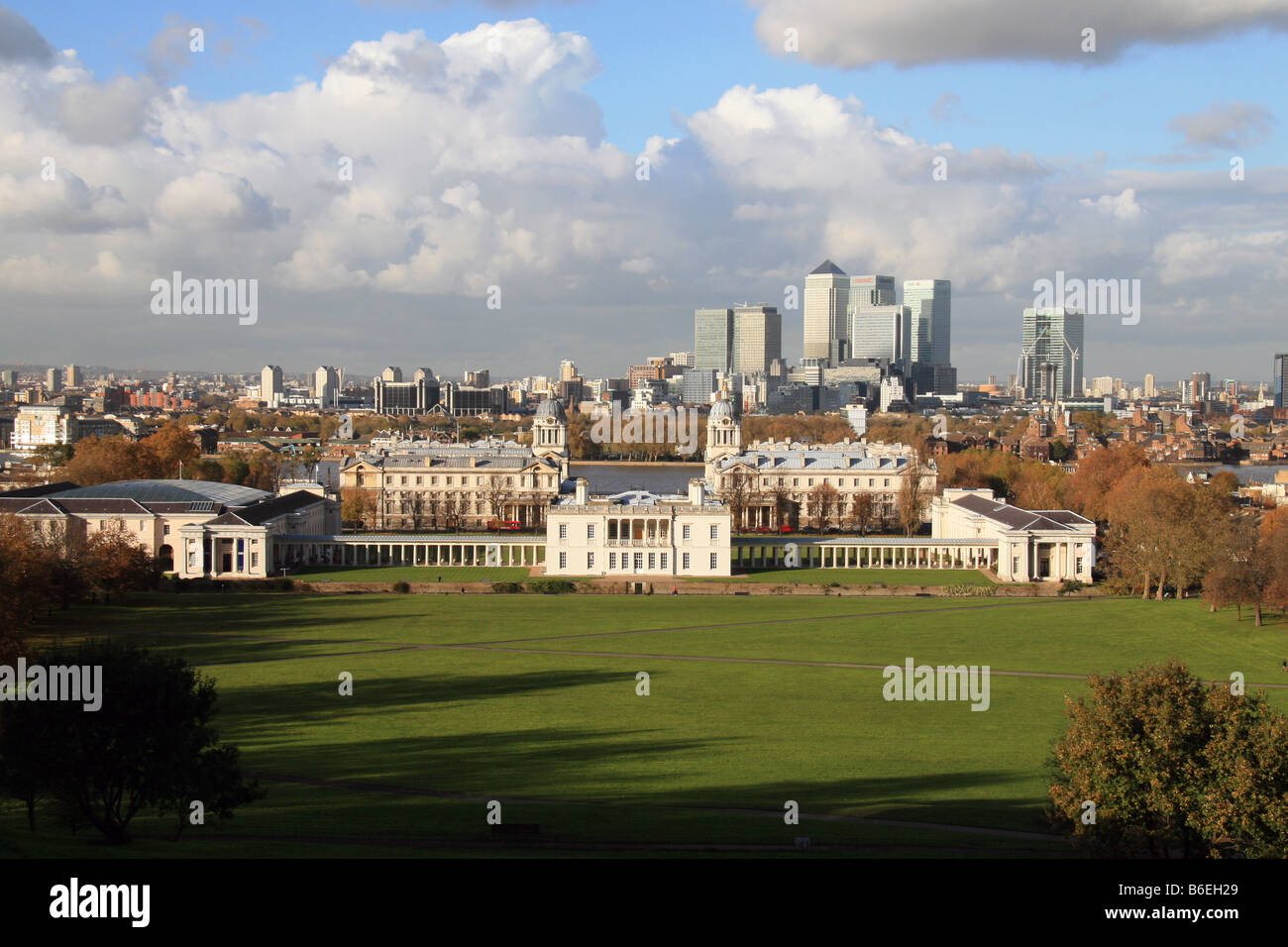 Vista dal parco di Greenwich verso il Museo Marittimo Nazionale, Docklands e da Canary Wharf, Londra. Foto Stock