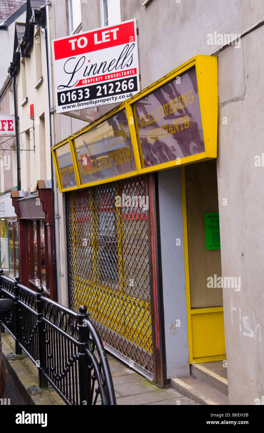 Negozio chiuso per lasciare sulla strada principale di Pontypool Lancaster South Wales UK Foto Stock