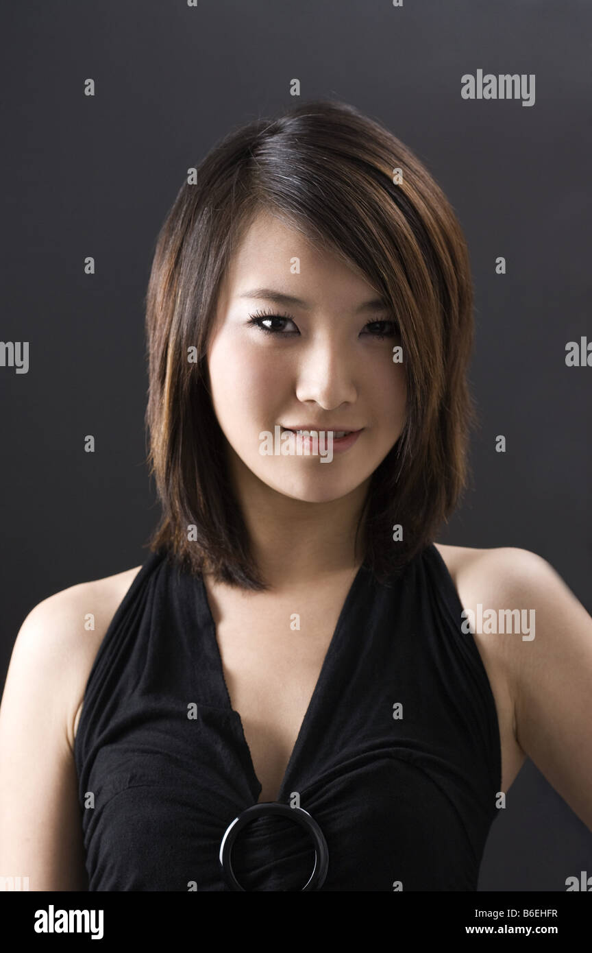 Giovane donna cinese nel convenzionale sorridente Foto Stock