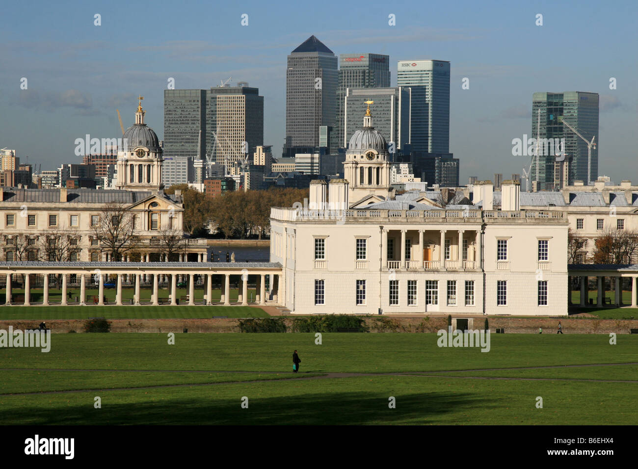 Vista dal parco di Greenwich verso il Museo Marittimo Nazionale, Docklands e da Canary Wharf, Londra. Foto Stock