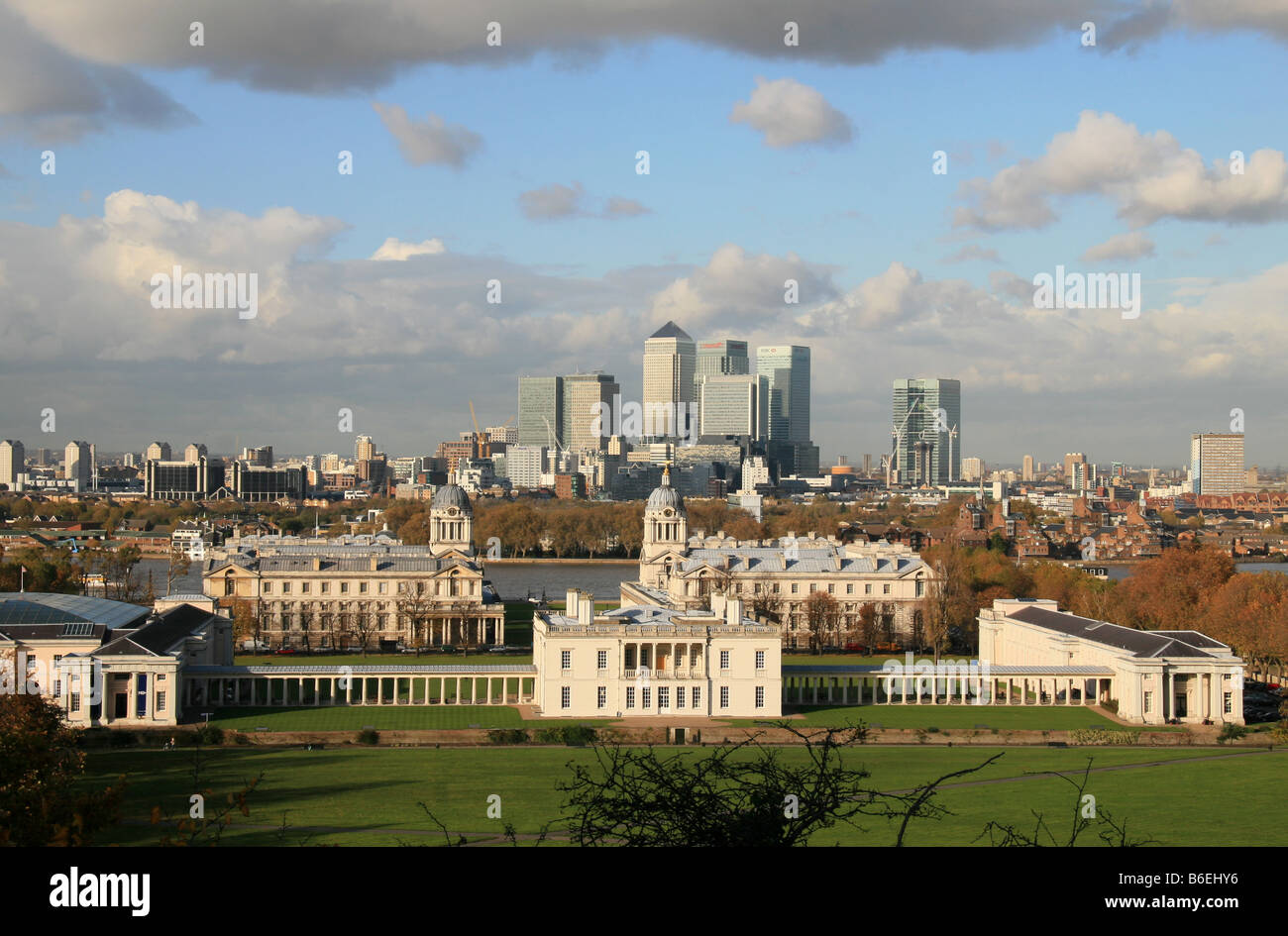 Vista dal parco di Greenwich verso il Museo Marittimo Nazionale, Docklands e da Canary Wharf, Londra. Foto Stock