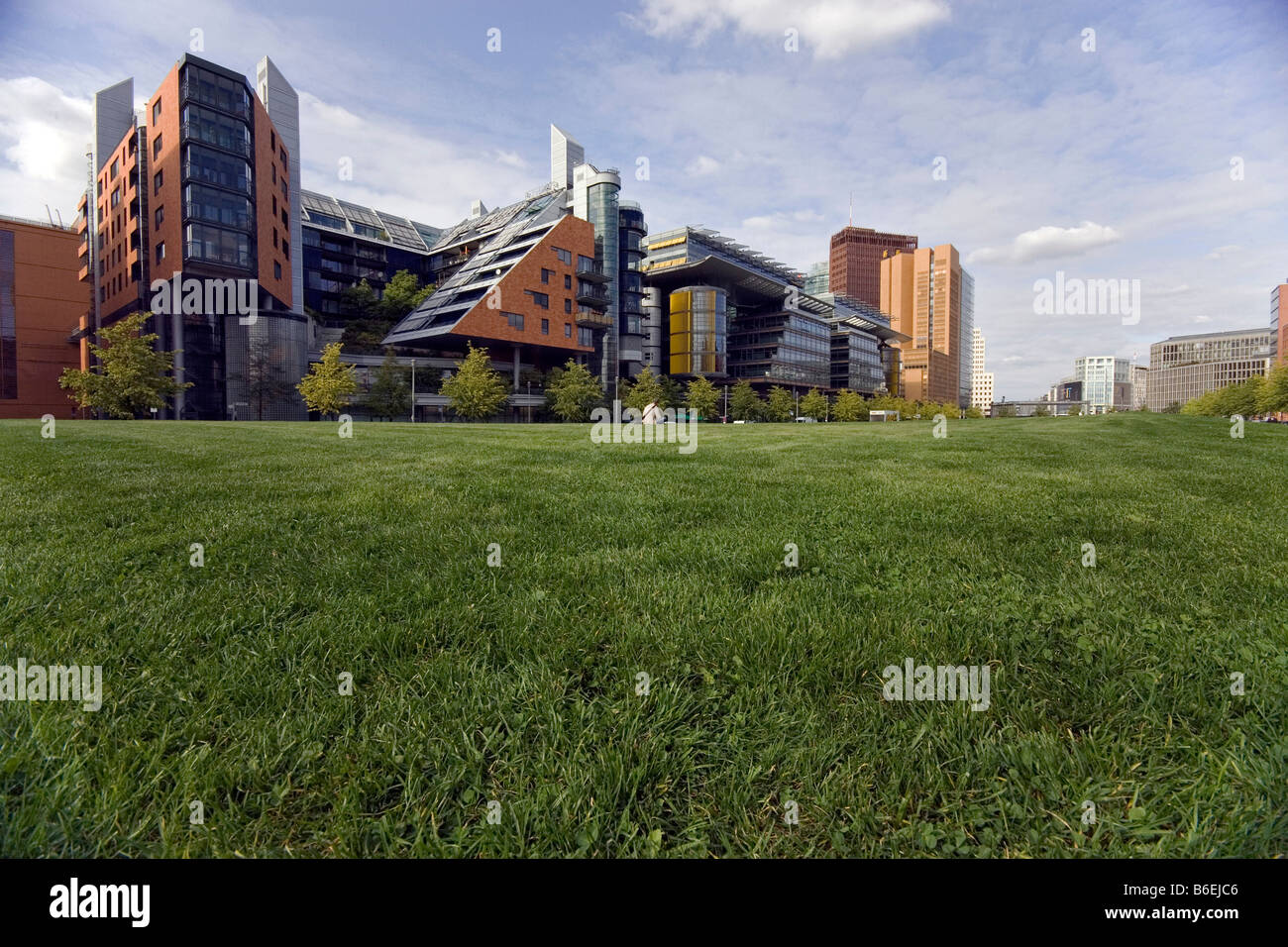 La Linkstrasse a Potsdamer Platz con edifici di DaimlerChrysler, Berlino, Germania, Europa Foto Stock