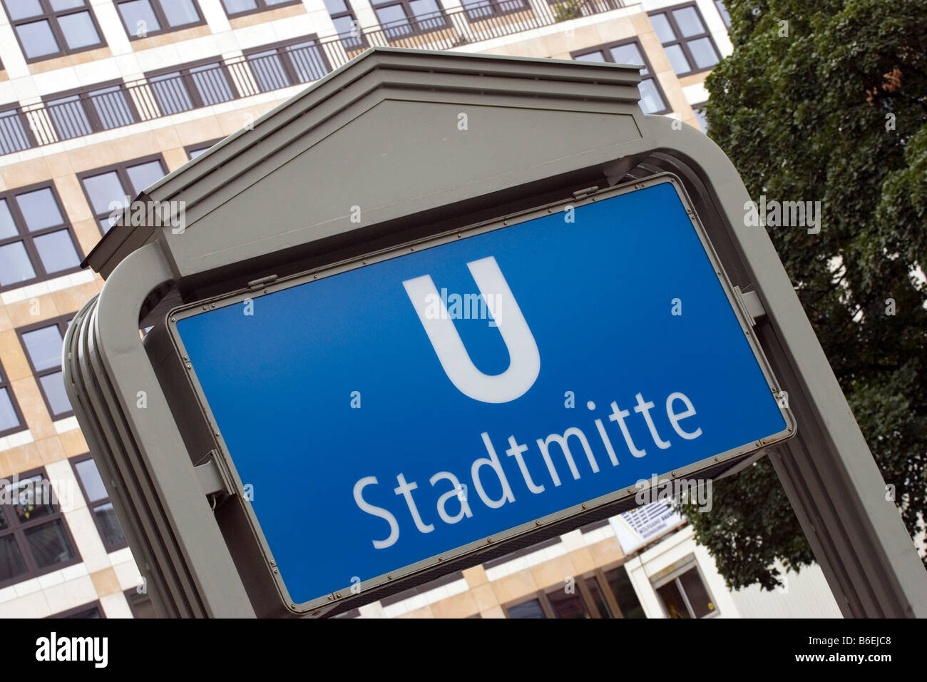 Segno per un tubo ingresso nel centro della città di Berlino, Germania, Europa Foto Stock