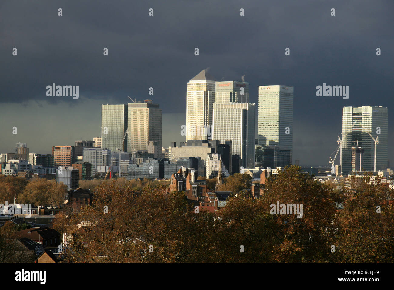 Nuvole scure sul Canary Wharf, il Docklands e il centro di Londra. Questa vista è da Greenwich Park. Foto Stock