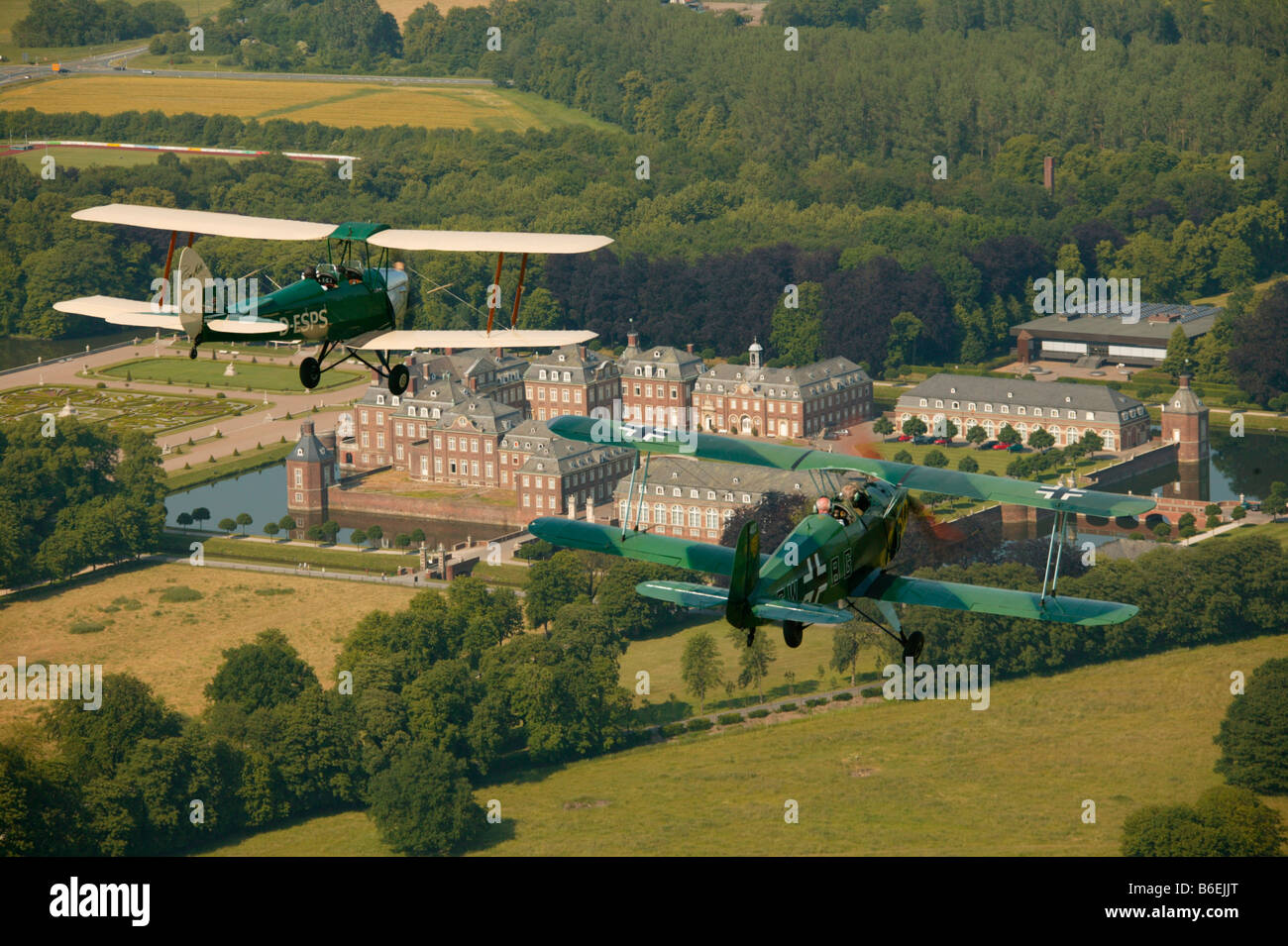 Vista aerea di Schloss Nordkirchen castello d'acqua, due aeroplani, destra Buecker Jungmann da Daxfort, lasciato un Tiger Moth, Hamm, N Foto Stock
