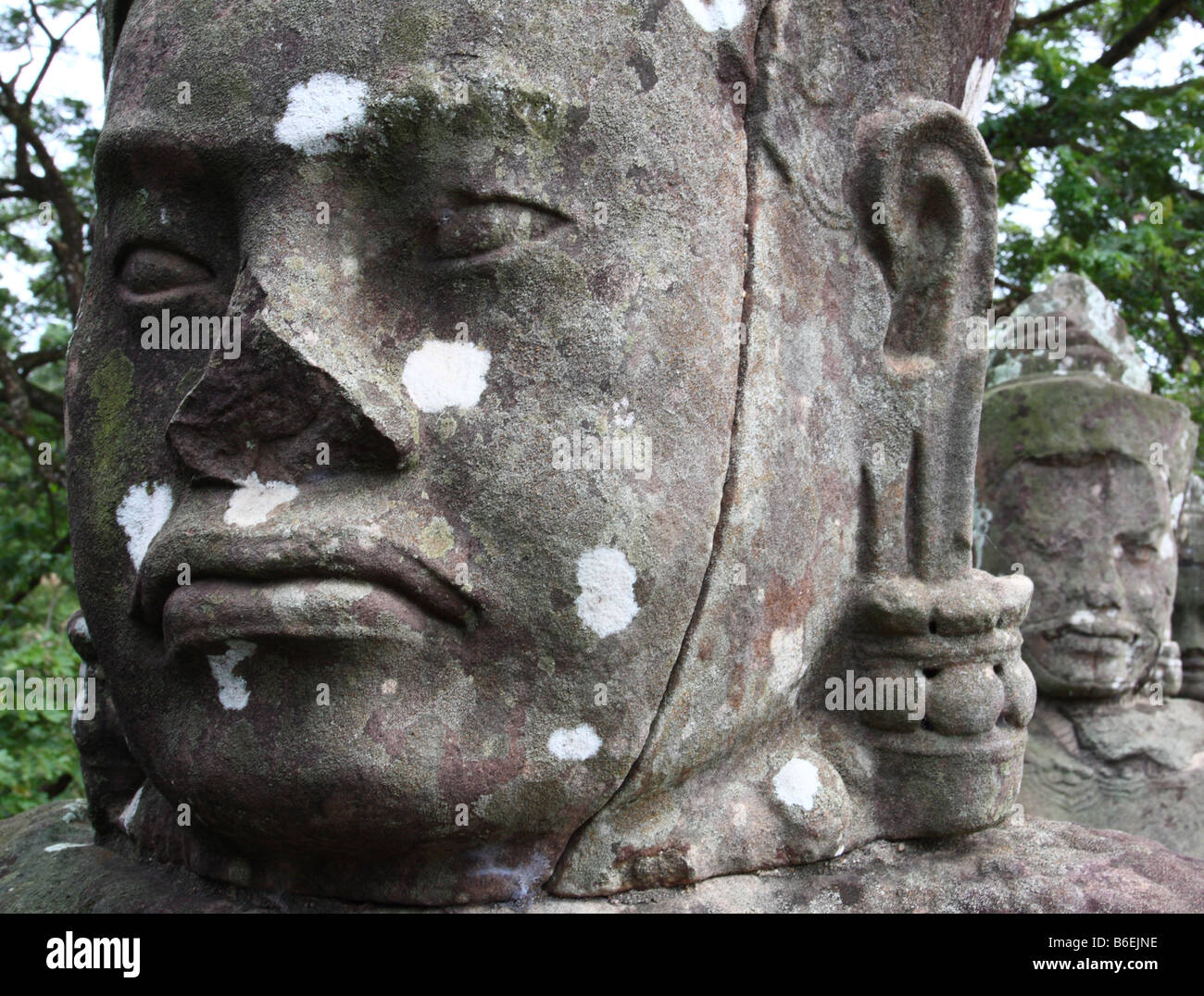 Custode statue di divinità presso l'ingresso principale di Angkor Thom, il tempio di Angkor Wat Cambogia Foto Stock