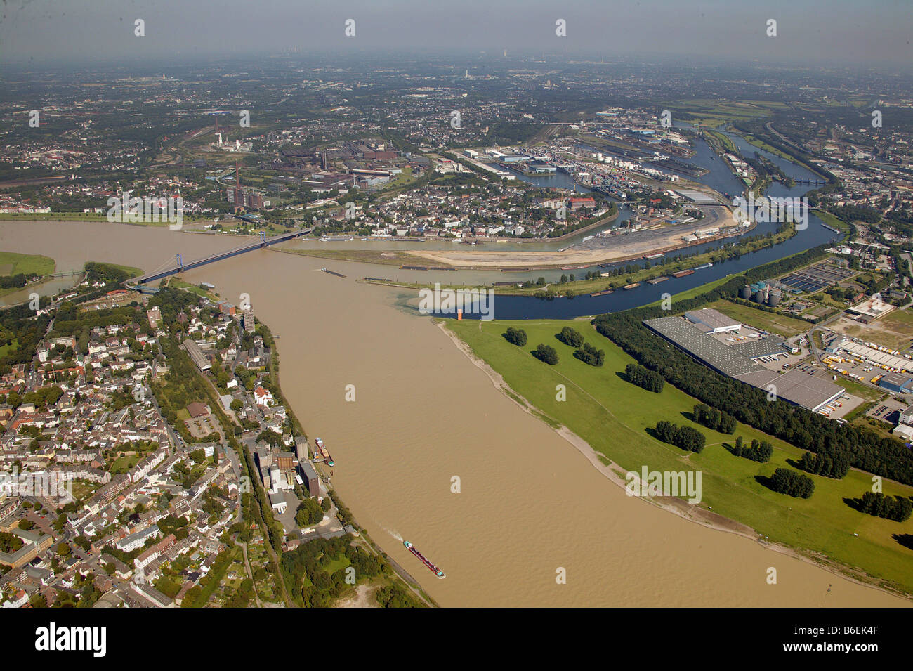 Fotografia aerea, marrone Fiume Reno acqua di inondazione della regione alpina di miscelazione con il pulire acqua della Ruhr in corrispondenza della bocca del Ru Foto Stock