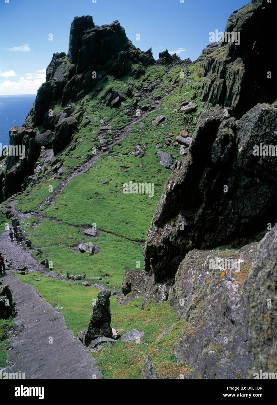 L'irlanda county co kerry iveragh peninsula, Skellig Michael, luogo di penitenza, religiosi rovine monastiche reliquie di uccelli di mare Foto Stock