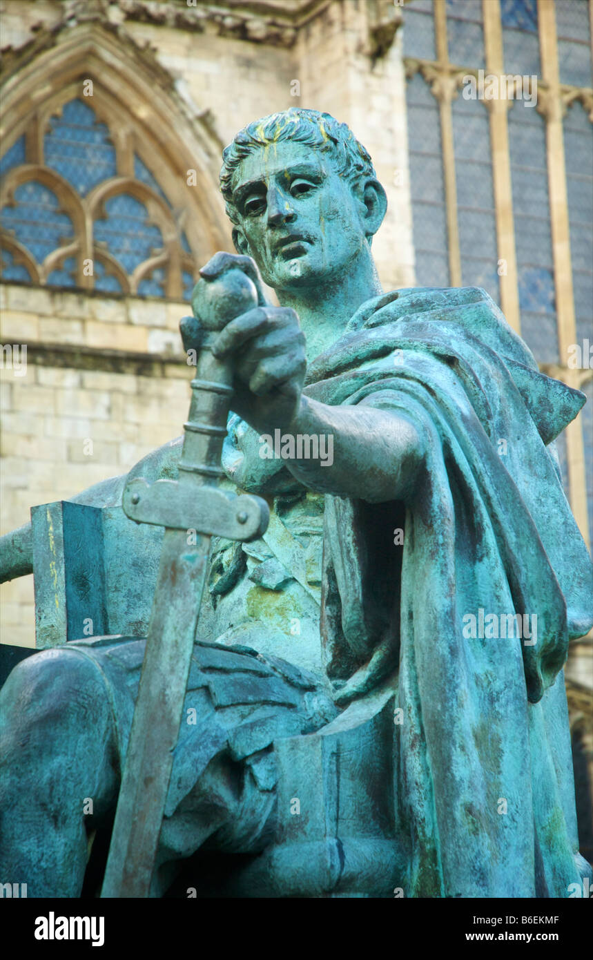 Statua di bronzo di Costantino il Grande situato accanto alla cattedrale di York Minster Foto Stock