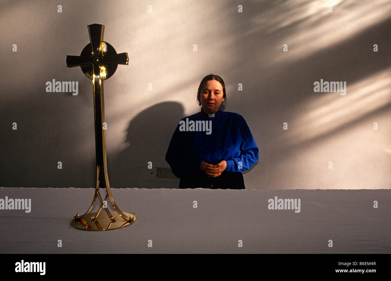 Teologo femminista, scrittore e pionieristico Donna parroco anglicano Jan Fortune-Wood all altare della sua Sant'Andrea Chiesa Foto Stock