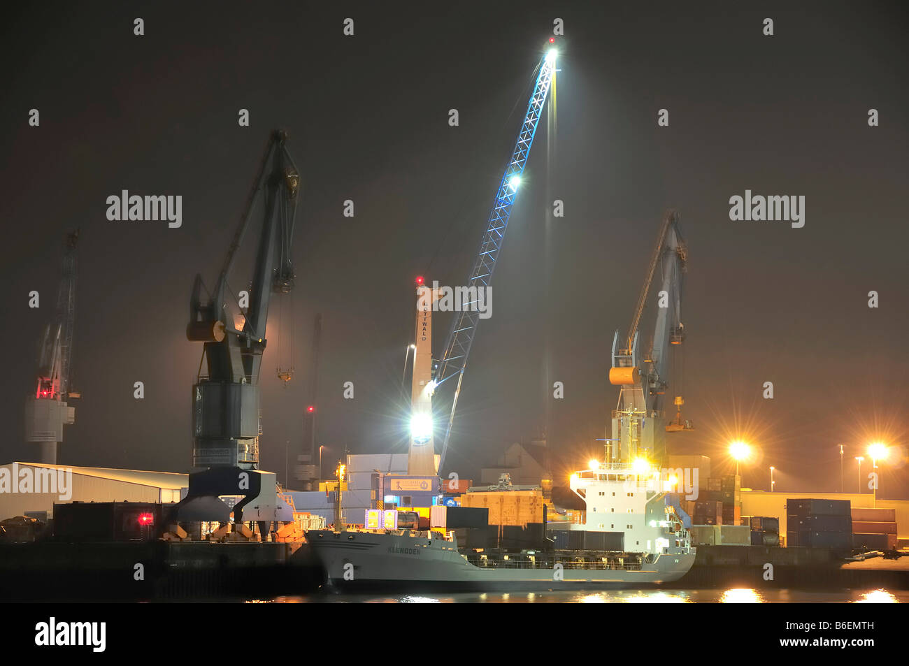 Piccolo contenitore nave, alimentatore, in fase di scarico nel porto di Amburgo, Amburgo, Germania, Europa Foto Stock