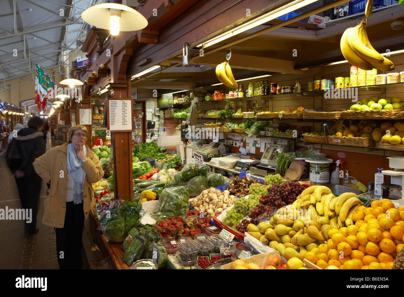 Frutta e verdura in vendita nel mercato antico Helsinki Finlandia Foto Stock