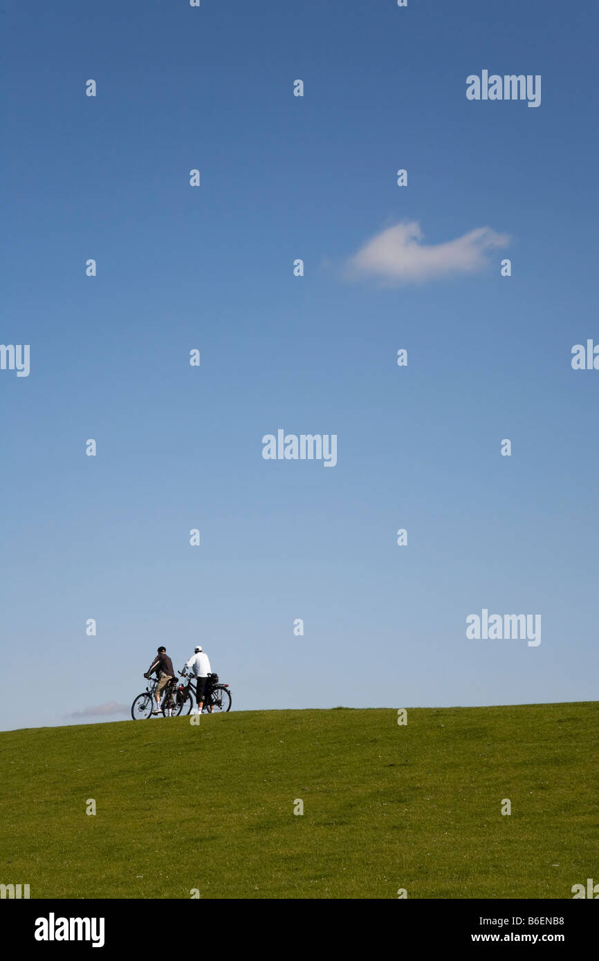 Turisti in bicicletta escursioni in bicicletta su un Nord vedere Dyke in Frisia settentrionale o Nordfriesland, Schleswig-Holstein, Germania, Europa Foto Stock