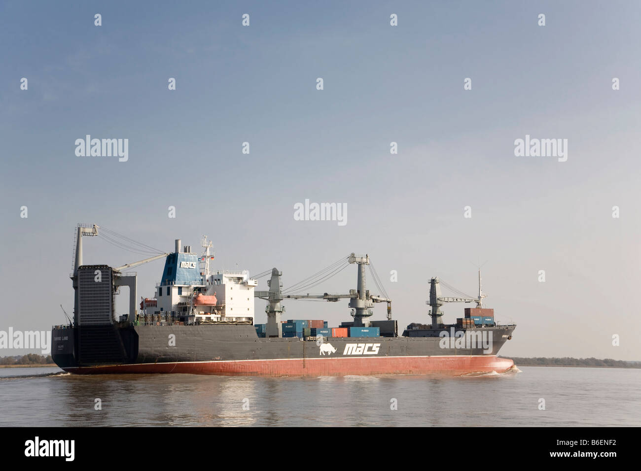 Roll-on roll-off o RoRo freighter Diamond Land, porto di immatricolazione Majuro, Liberia, sul fiume Elba Foto Stock