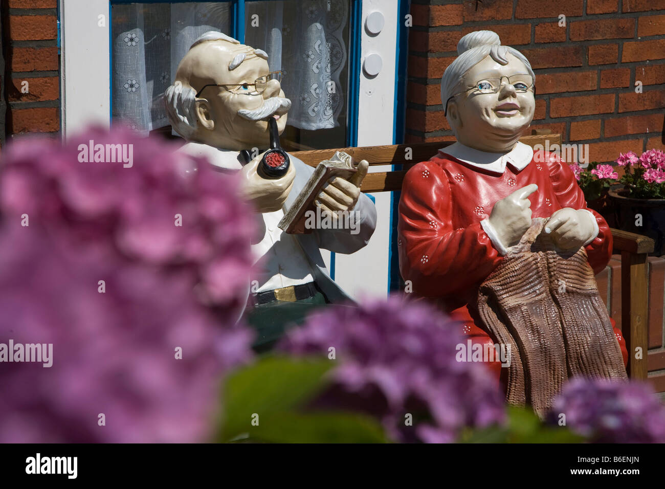 Vecchia coppia, figurine di fronte giardino, Friesenlaedchen o piccolo negozio Frisone in Norddorf su Amrum Island, Frisia del nord, nord Foto Stock