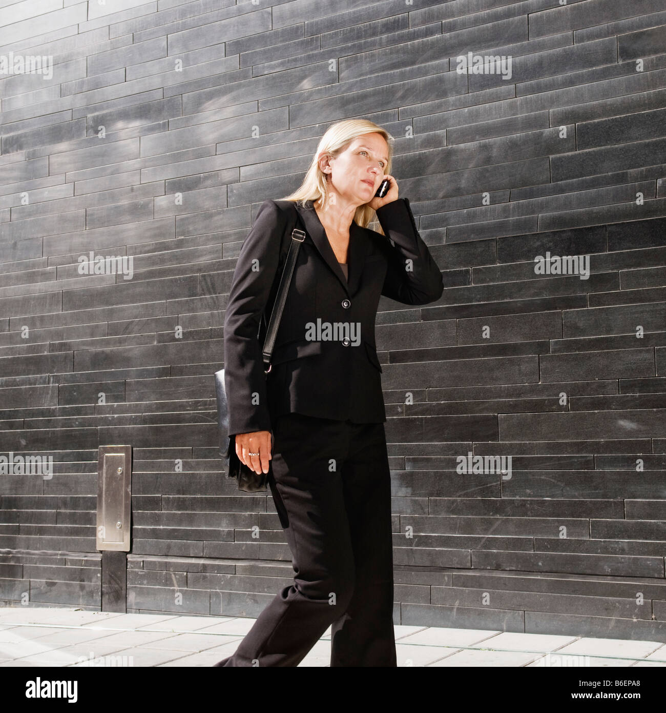 donna d'affari in movimento Foto Stock