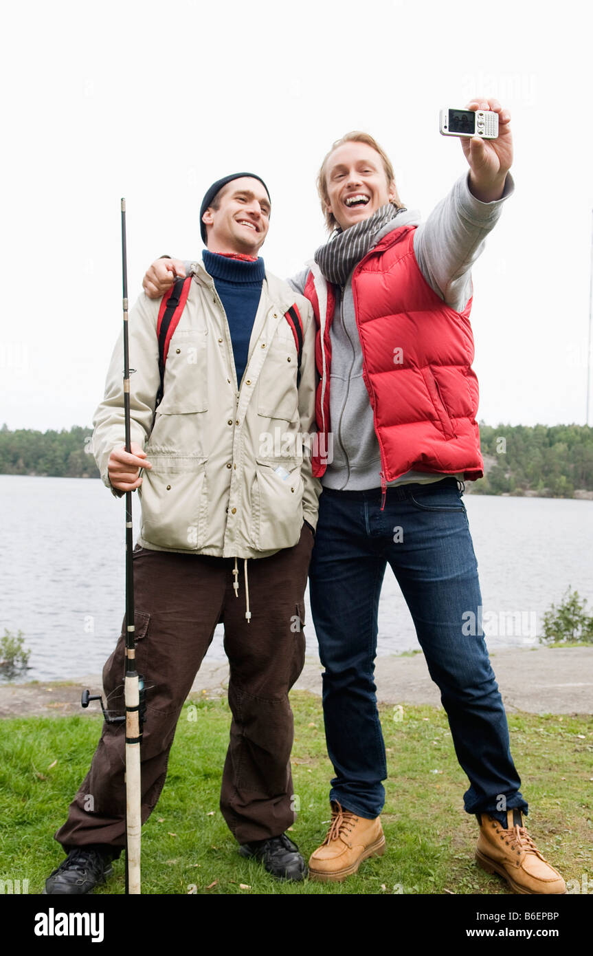 Due ragazzi di scattare una foto Foto Stock
