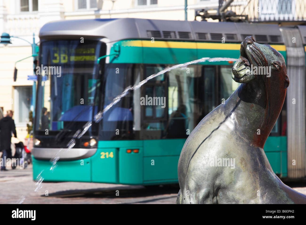 Parte di Havis Amanda la statua di un leone di mare nella parte anteriore di un tram Helsinki Finlandia Foto Stock