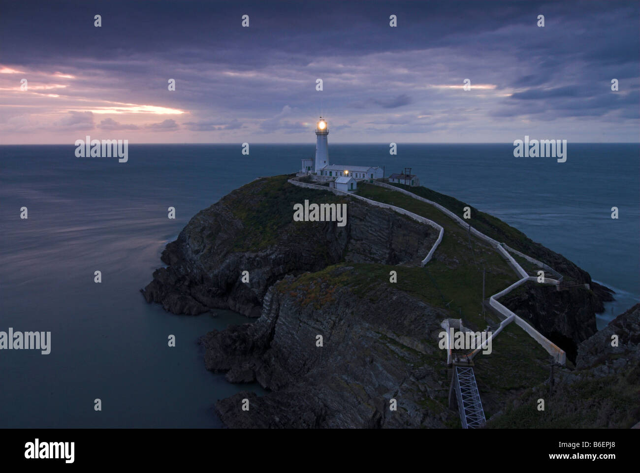 Pila faro al tramonto, Anglesey, Galles, Regno Unito, Europa Foto Stock
