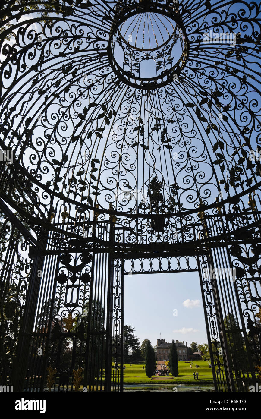 Robert Bakewell il ferro battuto arbour conosciuta come 'La Birdcage' a Melbourne Hall, Derbyshire, England, Regno Unito Foto Stock