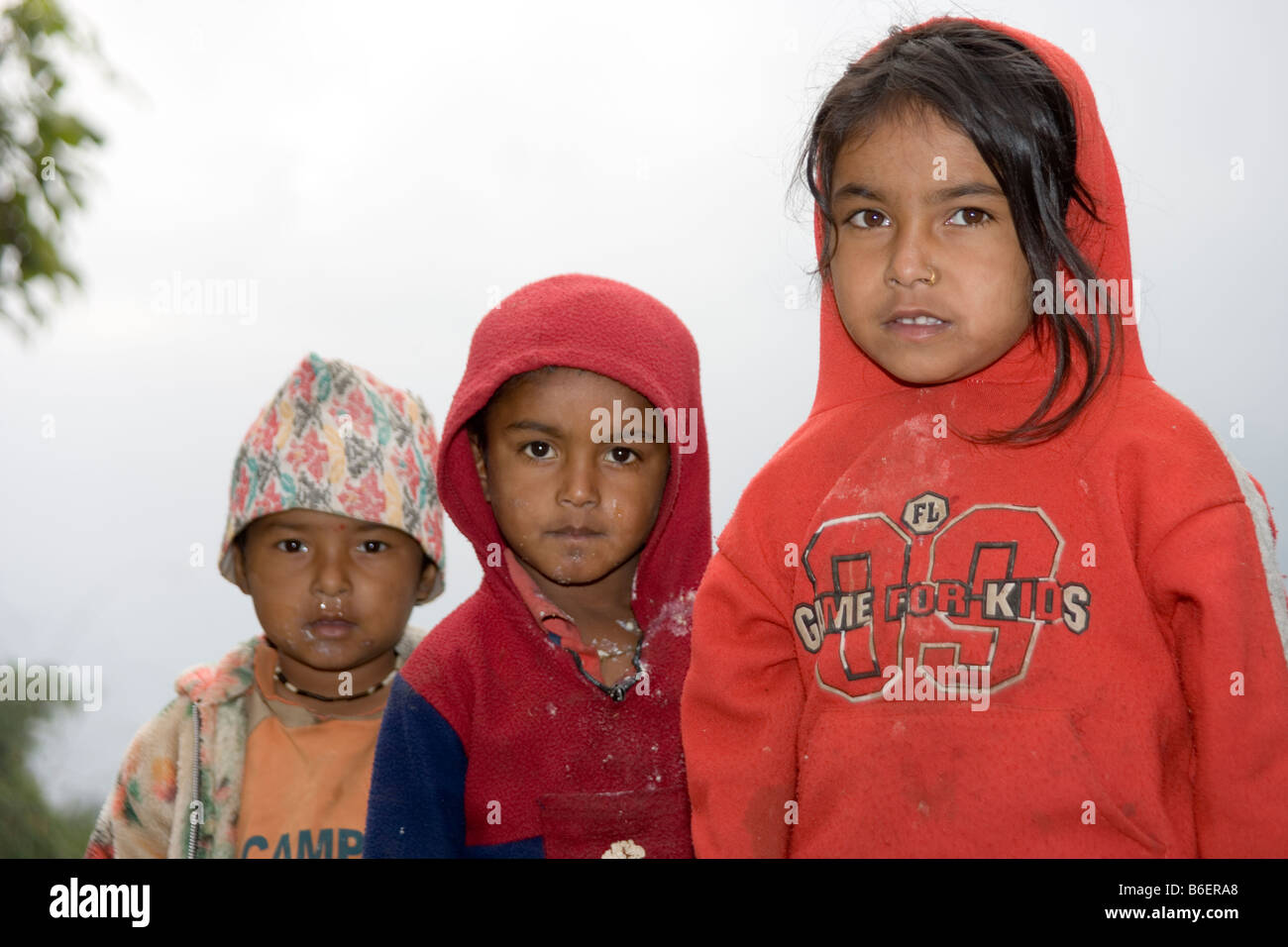 Tre bambini nepalesi nel villaggio di Dhampus nell'Annapurna area dell'himalaya,Nepal Foto Stock