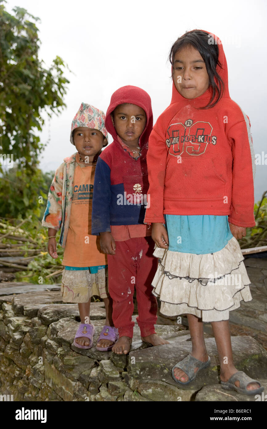 Tre bambini nepalesi nel villaggio di Dhampus nell'Annapurna area dell'himalaya,Nepal Foto Stock