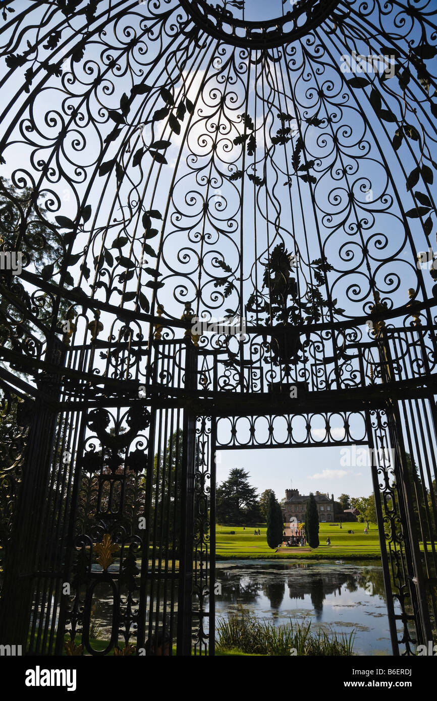 Robert Bakewell il ferro battuto arbour conosciuta come 'La Birdcage' a Melbourne Hall, Derbyshire, England, Regno Unito Foto Stock