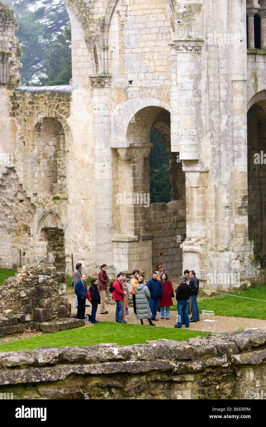Le persone in un tour guidato intorno a l'Abbaye de Jumieges Calvados Normandia Francia Foto Stock