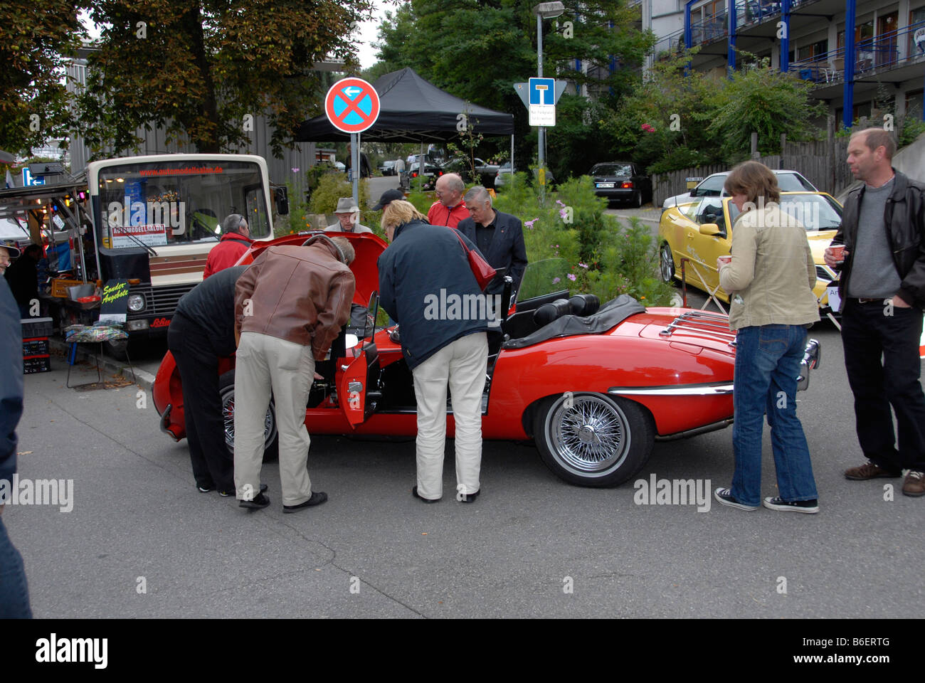 Spettatori attratti verso la Jaguar E Type 4, 2, retro motore - Auto d'epoca, festival, Tuebingen, Baden-Wuerttemberg, Germania Euro Foto Stock