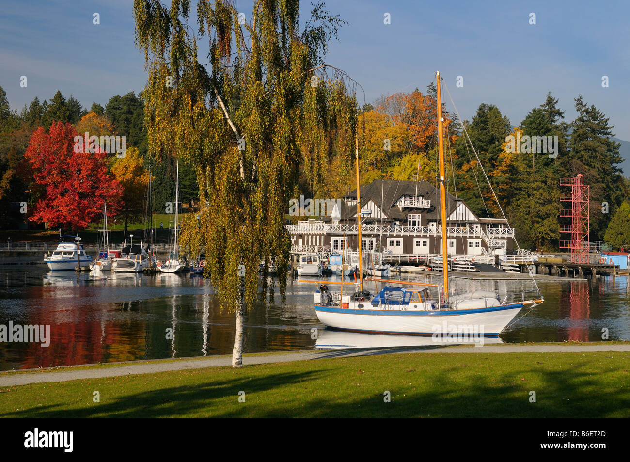 Crociera in barca a vela al di fuori del porto di carbone presso il Vancouver Rowing Club in autunno Foto Stock