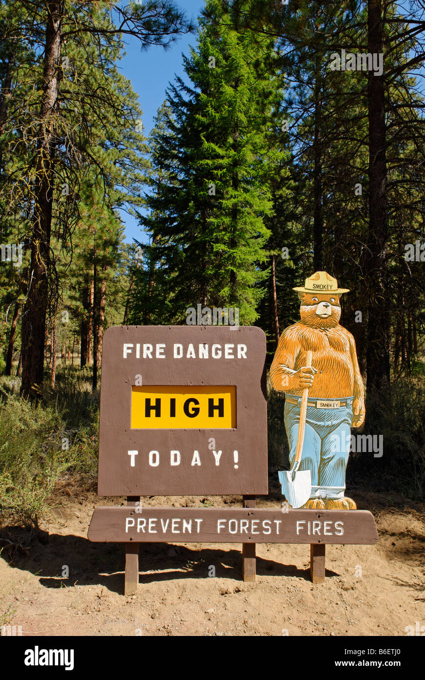 Smokey Bear su un elevato pericolo di incendio un segnale di avviso nella foresta nazionale, Oregon, Stati Uniti d'America Foto Stock