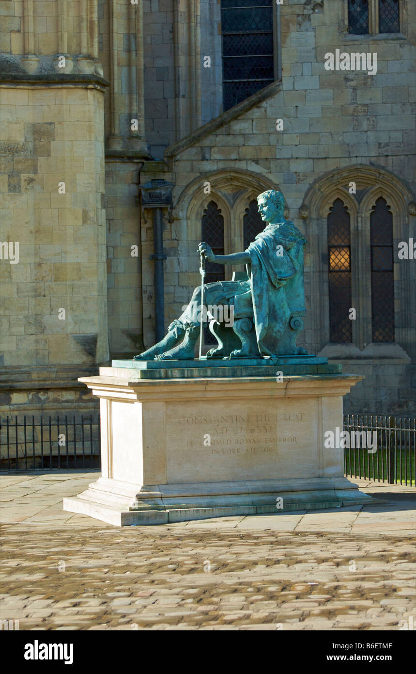 Statua di bronzo di Costantino il Grande situato accanto alla cattedrale di York Minster Foto Stock