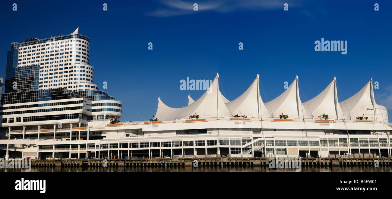 Panorama di Vancouver Canada Place Cruise Ship dock con hotel e centro commerciale le vele sospese su pilons a Burrard Ingresso della Columbia britannica in Canada Foto Stock