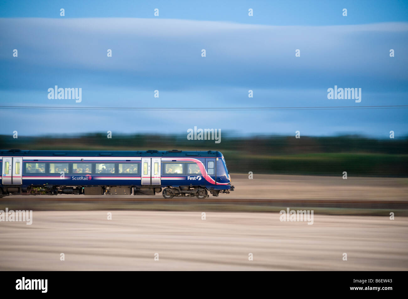 Primo treno Scotrail in Fife campagna Foto Stock