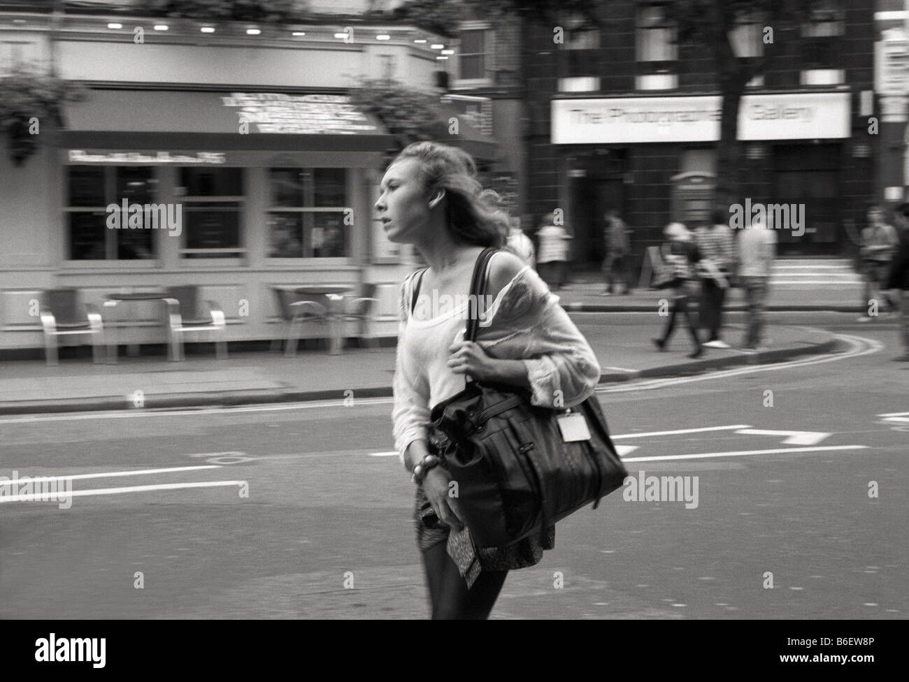 Reportage di una giovane donna nella strada vicino al fotografo Gallery di Londra Foto Stock